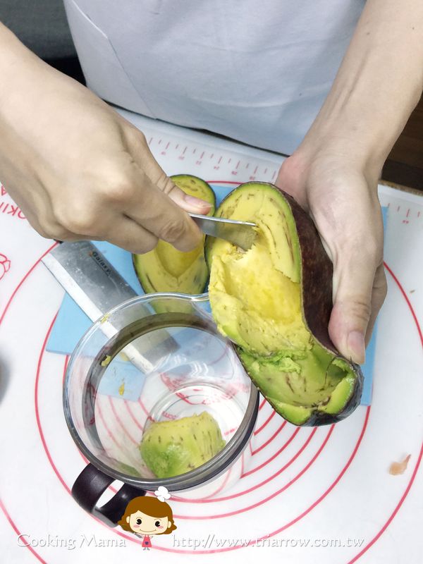 將酪梨對切，用湯匙將果肉挖至高筒的攪拌杯裡