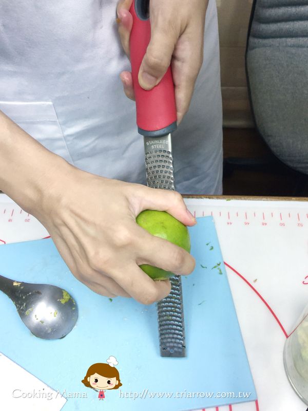 刨一些檸檬皮末，增加香氣