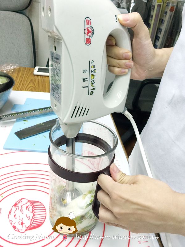 用蔬果攪拌棒將所有東西打成泥病攪拌均勻
