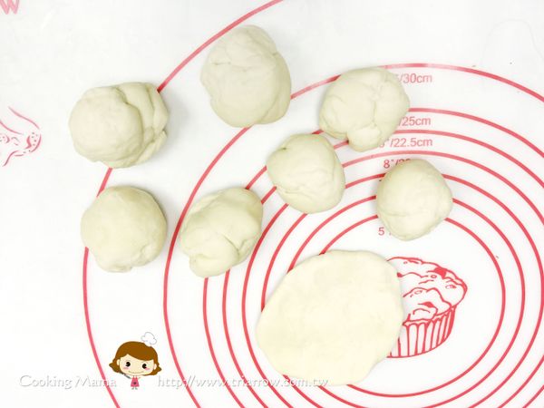 約莫20分鐘後，將以鬆弛好的餅皮取出，分成8等份，揉圓擀平