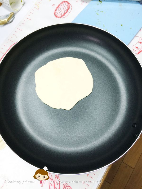 取一鍋，不加油，乾煎餅皮