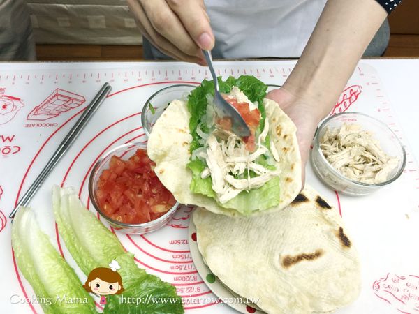 生菜、洋蔥小黃瓜鋪底，上放雞肉絲、番茄