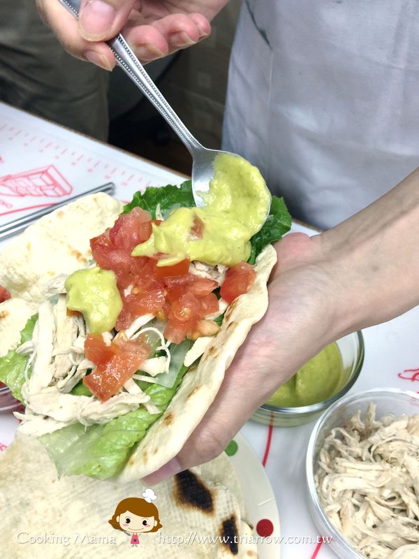 最後淋上一些酪梨醬，喜歡吃香菜的朋友，可以在上面加入一些香菜