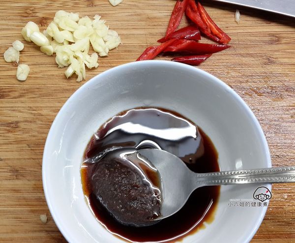 醬料如圖，小孩不吃辣，所以去籽了，喜吃辣當然可以多放辣椒增加香氣!