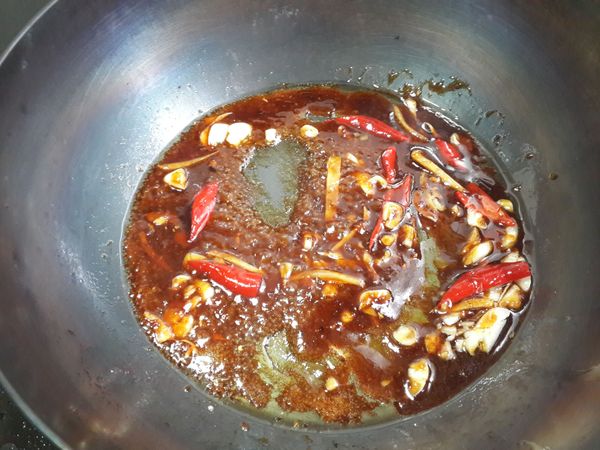 爆香後加入醬汁(一樣小火炒香喔