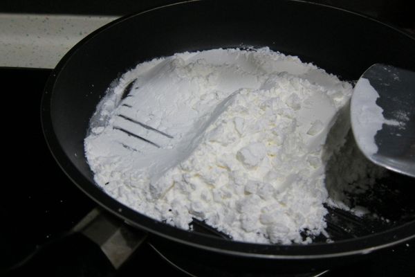 將一包玉米粉炒熟