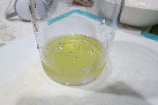 把A材料-兩顆蛋，取蛋白、加20g砂糖，滴上5-6滴檸檬原汁