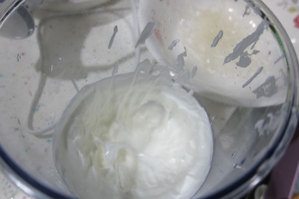 用電動攪拌器打發到硬性發泡