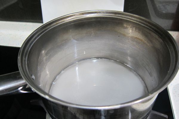 將B材料-水和砂糖放入鍋內