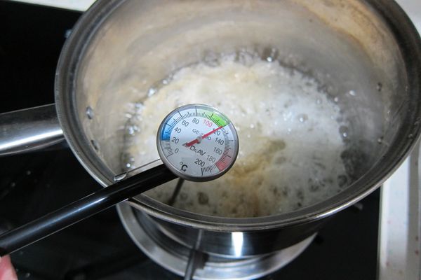 糖水滾到約118-120度，加入泡軟的吉利丁片，攪拌一下，關火