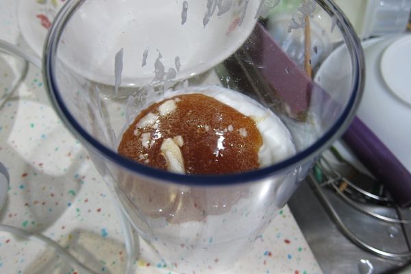 將加了吉利丁片的糖水倒入打發完的A材料中，再用電動攪拌器高速打發