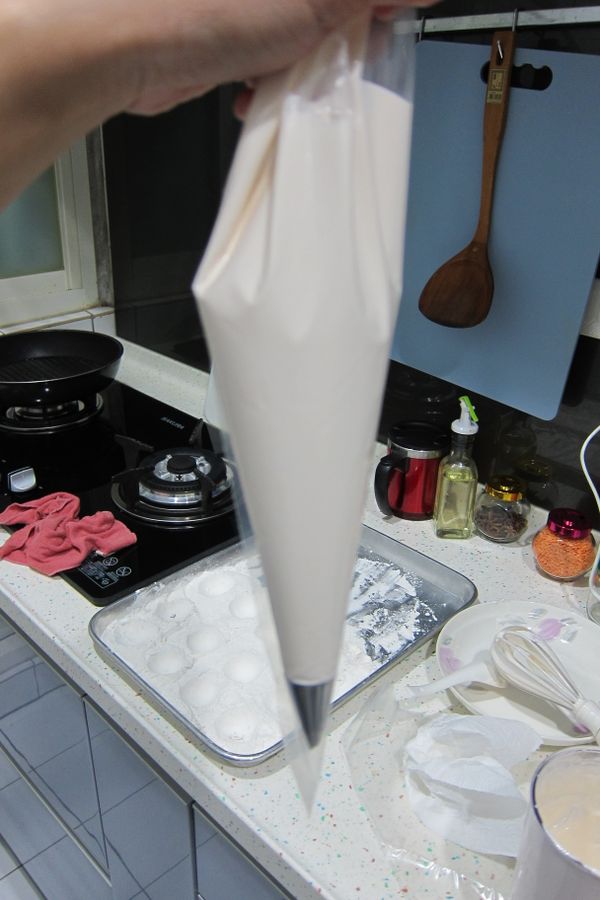 將2/3白色糖漿倒入擠花袋