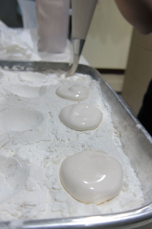 在玉米粉上凹洞中擠入，完成後先放置冰箱約5-10分鐘待表面固定一點再拿出