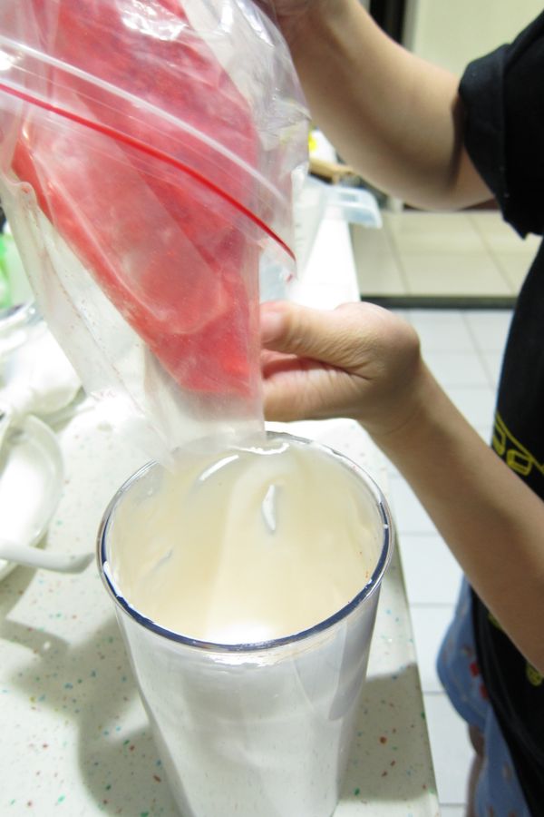 將剩下的1/3白色糖漿倒入適量的草莓粉