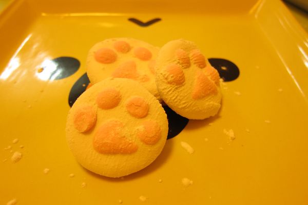 等凝固後，將玉米粉倒在表面，再用刷子刷乾淨，就完成囉