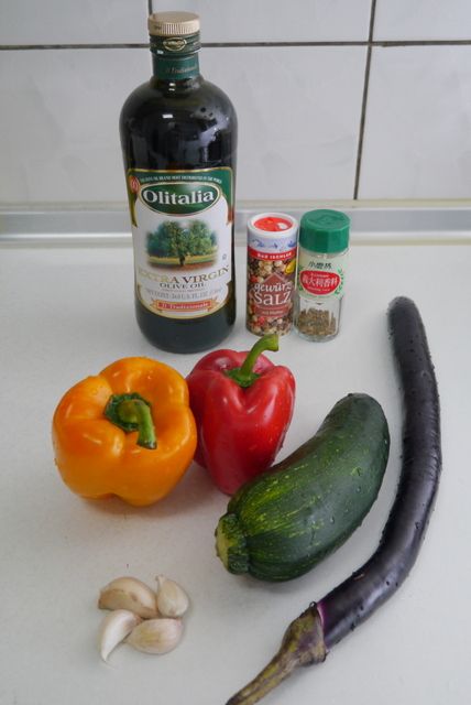 蒜頭去皮、櫛瓜和茄子切成0.5～1cm片狀、紅黃甜椒去籽和白膜後切成大塊備用。