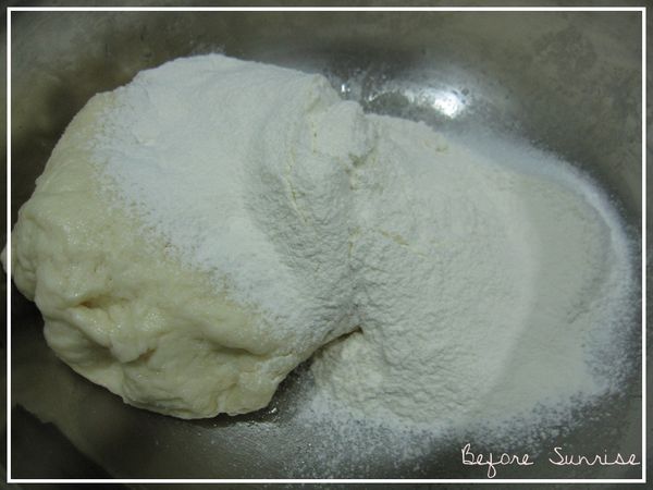 發酵完成的[中種麵糰]加入[主麵糰]中除了奶油以外的材料，揉至成糰後再加入放軟的奶油