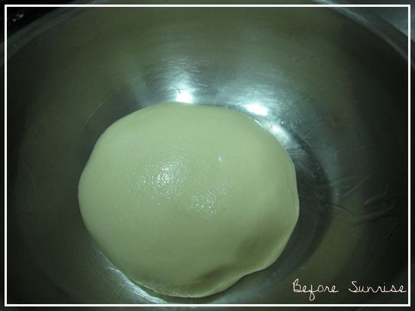 鋼盆中抹油，放入已揉好的麵糰，翻面後蓋上濕布進行基礎發酵