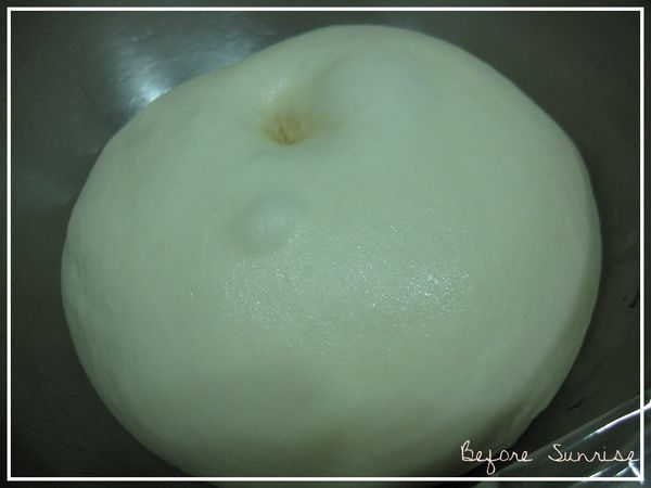 麵糰基礎發酵60-90分鐘至二倍大(按下不會回彈就是發酵完成)