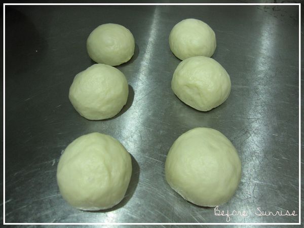 重擊二下將空氣擠出後，將麵糰分割為等重的六個小麵糰(每個約75g)