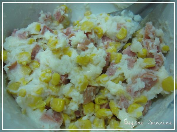 將[內餡]的馬鈴薯泥、玉米粒、香腸丁、起司丁全部拌勻後加入黑胡椒調味