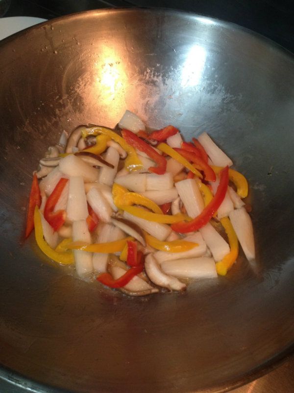 山藥、甜椒、草菇 先下鍋，中火煮，適量加點水，加調味