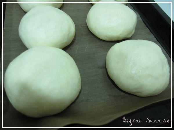 小麵糰桿平，包入內餡後捏緊，收口朝下平均放在烤盤上