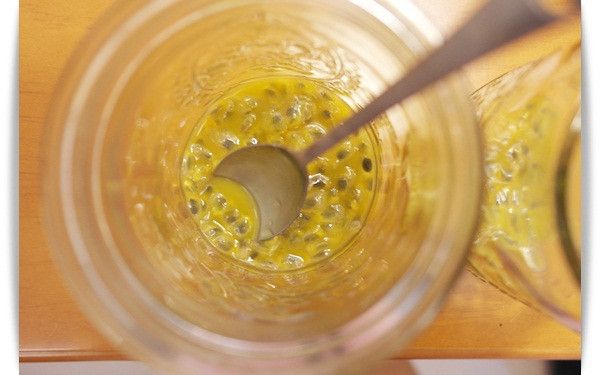 取一容器將百香果切開挖出果肉和果汁~~

倒入蜂蜜一起攪拌均勻!!!!

在杯中分別倒入2大匙~~~