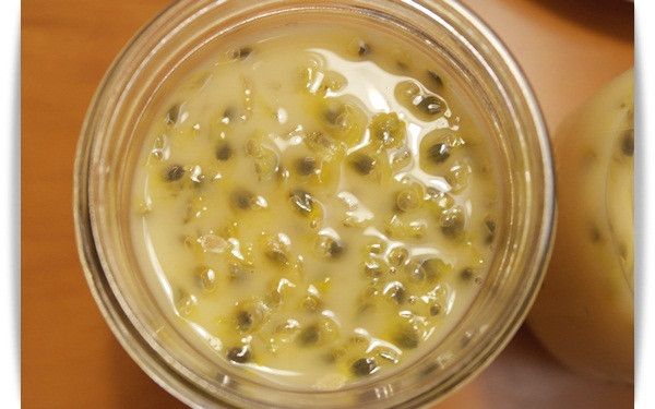 接著倒入適量的養樂多和冰塊~~~

蓋上杯蓋搖一搖>////<

開蓋插上吸管就完成囉!!!!