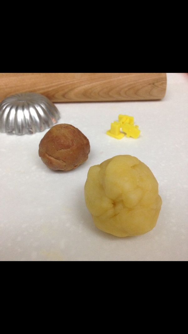 取一點麵團 比內陷大一點即可（約25～30g）