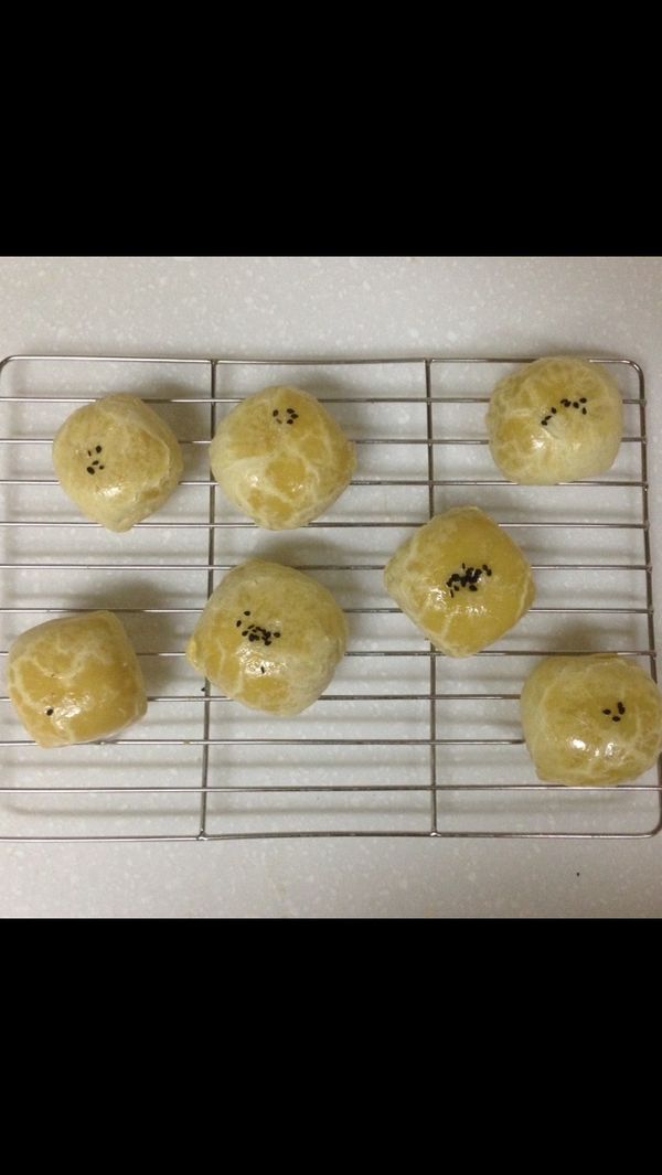 刷上蛋液在烤10分鐘 灑上芝麻