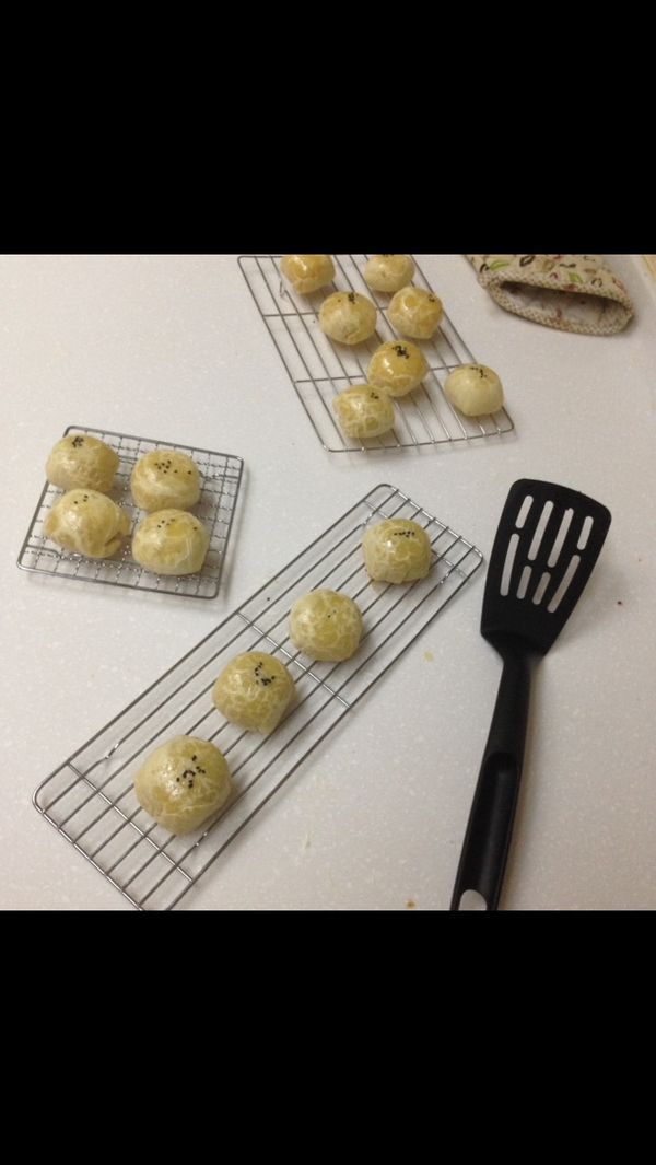 因為做麵團時剩下蛋白，所以就直接刷蛋白了～（導致月餅顏色沒有很黃，但狗狗還是愛😆😆）