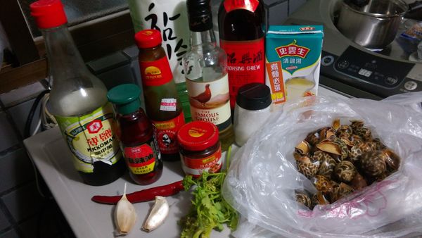 材料大概如上，蔥跟薑沒拍進去，醬油之後我沒有加，因為已經夠味了。