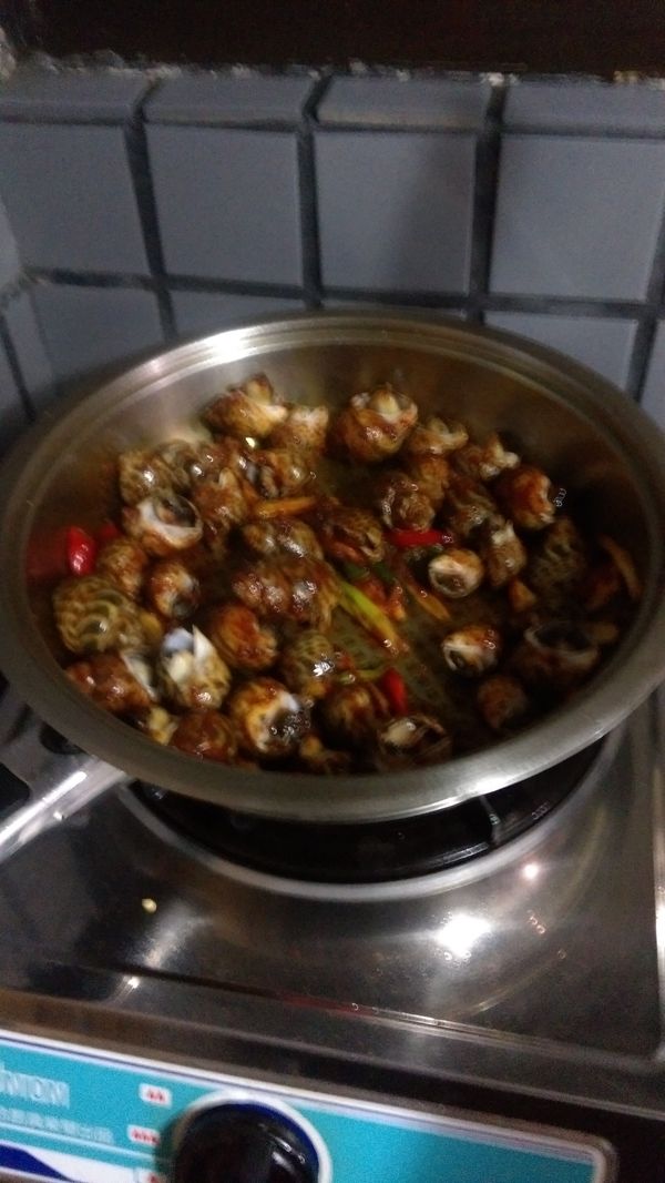把調味料加進鍋子裡面炒香，把螺加進去炒至醬都裹住螺。