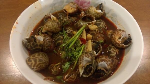 最後加麻辣油，再拌入香菜就可以關火完成了。