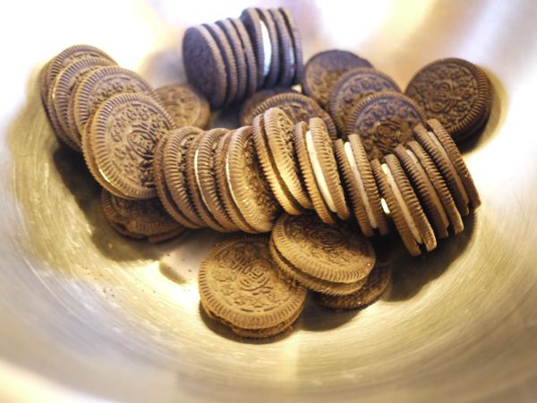 備好oreo餅乾，能壓多碎壓多碎!如果想要保留口感也可以喔!