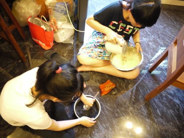 攪拌奶油乳酪+全蛋一顆+砂糖+剛剛剩下的奶油