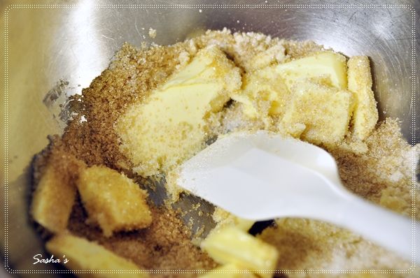 現在天氣冷，奶油要提早一些拿出來放至室溫稍軟，但沒有很軟也沒關係，只要手指可以按壓下去的程度就夠了，先用刮刀將奶油和糖拌在一起就不怕不好打，糖到處飛。