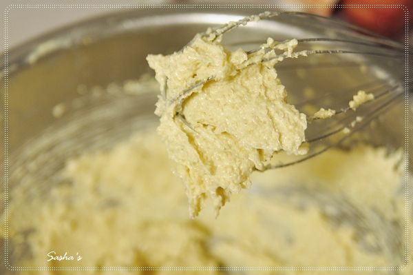 再用電動打蛋器把奶油糖霜打得膨鬆均勻，顏色變成鵝黃色，不過圖中的質地還不夠膨鬆有空氣感，總共需要打個五到七分鐘左右，只要奶油沒有融化就可以了（天氣熱或怕奶油融，可以在攪拌盆底下墊一個放冰塊的盆子。）