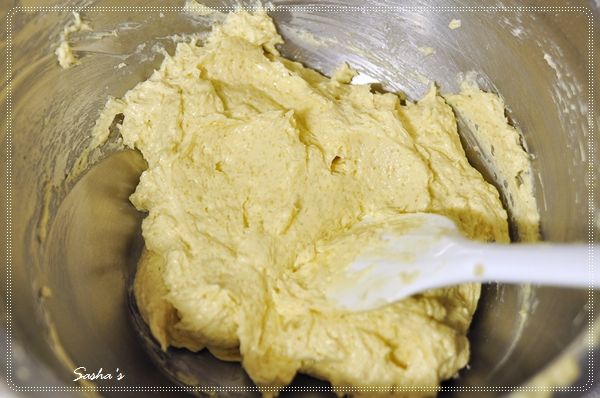 接著分別打入兩顆蛋和香草籽（或香草精），一樣用電動打蛋器打，目的就是要打進空氣，讓麵糊蓬鬆柔軟～