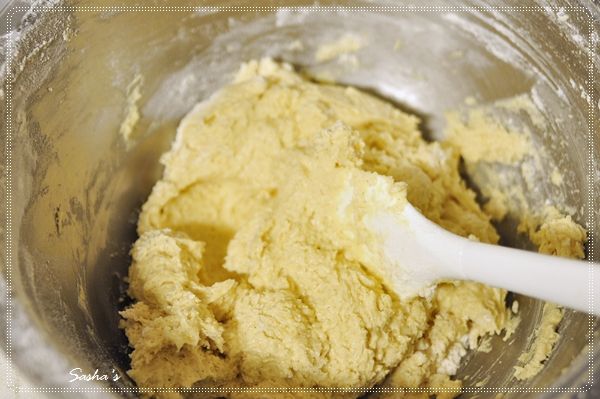 然後就可以篩入所有的粉類（低粉、薑粉、大荳蔻粉、泡打粉）還有細鹽，用刮刀輕輕拌勻。