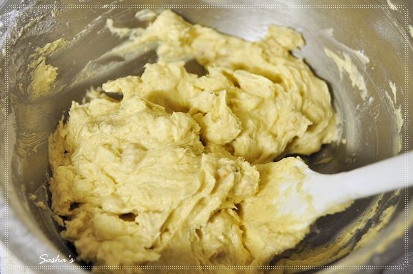 拌勻後最後再加入切小塊的白巧克力（用鈕扣巧克力就不用切了）和烘過的榛果，大致攪拌一下就可以裝進烤盤囉，拌好的麵糊長這樣，是很柔細的，和磅蛋糕很像其實 （材料和做法也很像）