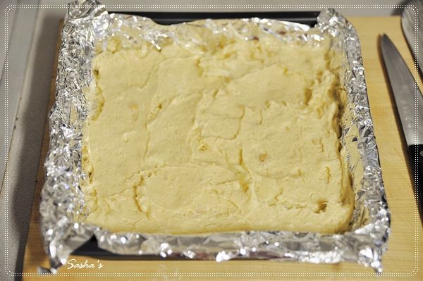 烤盤先鋪一層鋁箔紙，烤好之後會比較容易取出！麵糊用刮刀稍微刮平，160°C 烤 25-30 分鐘，試針插入中心無沾黏即可。