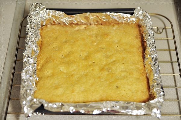 烤好了金黃色澤好迷人！直接留在烤盤裡放涼就可以了，因為有鋪鋁箔紙，所以冷卻後可以輕輕鬆鬆取出～