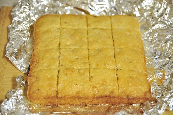 這次一樣把 8" 方型烤盤份量切成 16 塊，每塊都小小的吃起來比較沒有負擔，不過大家都是一次吃兩塊，所以最後其實也是沒有少吃嘛...XD