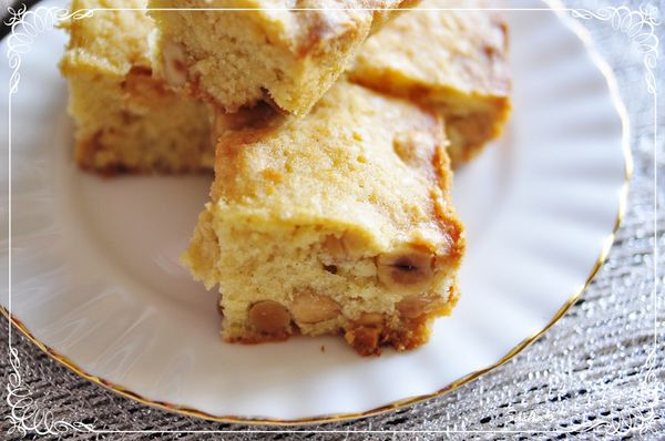 烤好的 blondie 金黃誘人，榛果脆脆的超有口感，白巧克力則是甜蜜蜜的味道，而且因為加了點薑粉的關係，還有榛果咬在嘴裡口齒間的香氣，blondie 吃起來並不會太甜呢！