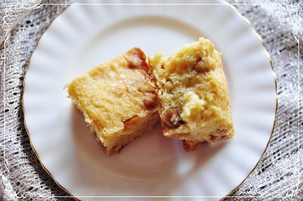 看側面就知道這款是屬於蛋糕型的布朗尼 ^^ 吃起來是鬆香不黏牙的，也很適合加熱後搭配冰淇淋或是打發鮮奶油吃！喜歡布朗尼紮實口感，或是喜歡白巧克力、喜歡暖暖辛香料的人，務必試試這個組合～