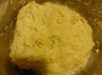 取出一個較深的大盆，把剩餘的材料加入，然後慢慢倒入酵母水，拌均勻。