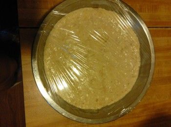 把搓好的麵團用保鮮紙蓋起來放在温暖的地方發酵8-10小時。