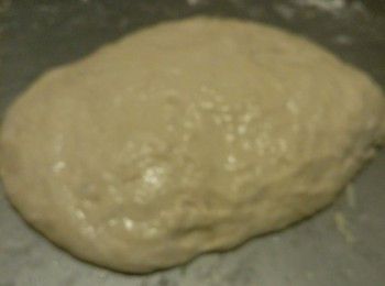 在工作臺上灑上適量的高筋麵粉，以防麵團粘住，輕輕的用雙手壓出多餘的空氣，然後做成橢圓狀，烤盤灑上適量的高筋麵粉，麵團放上烤盤，表面墳上少許水再一次進行發酵【約1小時】。